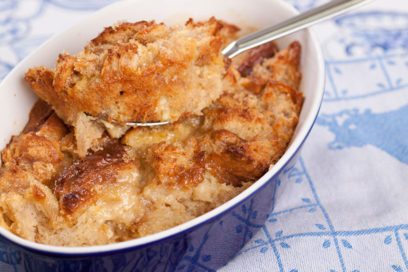 Een Fries toetje van overgebleven suikerbrood in een blauw schaaltje